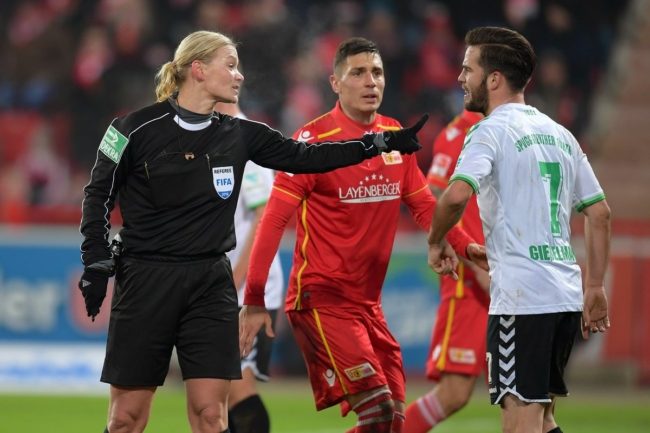 أول حَكمة تقود مباراة الرجال.. الألمانية بيبيانا تعلن زواجها بالحَكم الإنجليزي الشهير هاوارد ويب (صور)