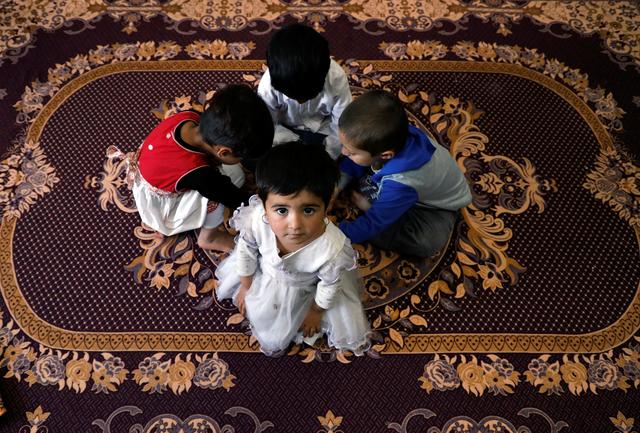 كيف تحولت صناعة السجاد في أفغانستان إلى توثيق عملي لقصة البلد العصي على الاستعمار؟