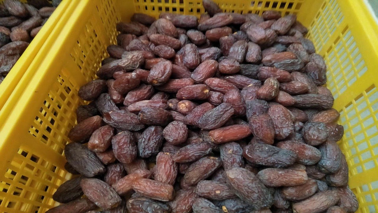مصدرها بلد عربي وقد تتسبب في التهاب كبدي.. سلسلة تجارية بريطانية تحذّر من تناول تمور “ملوثة”