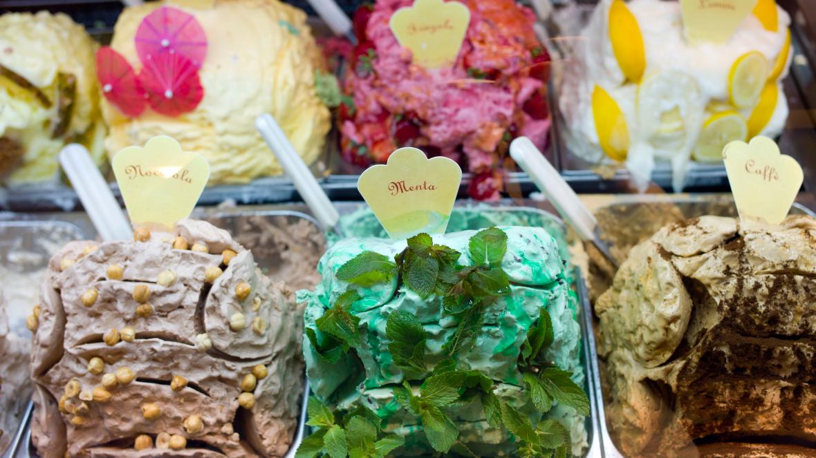 المثلجات تثير جدلاً واسعاً في البرلمان الإيطالي.. مشروع قانون جديد يهدد الصانعين بغرامات ثقيلة