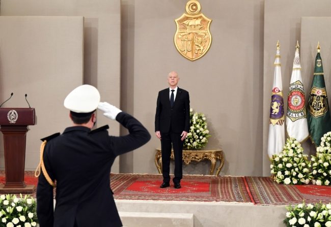 الإنسان المقهور والزعيم الشعبوي.. قصة حب لا تنتهي