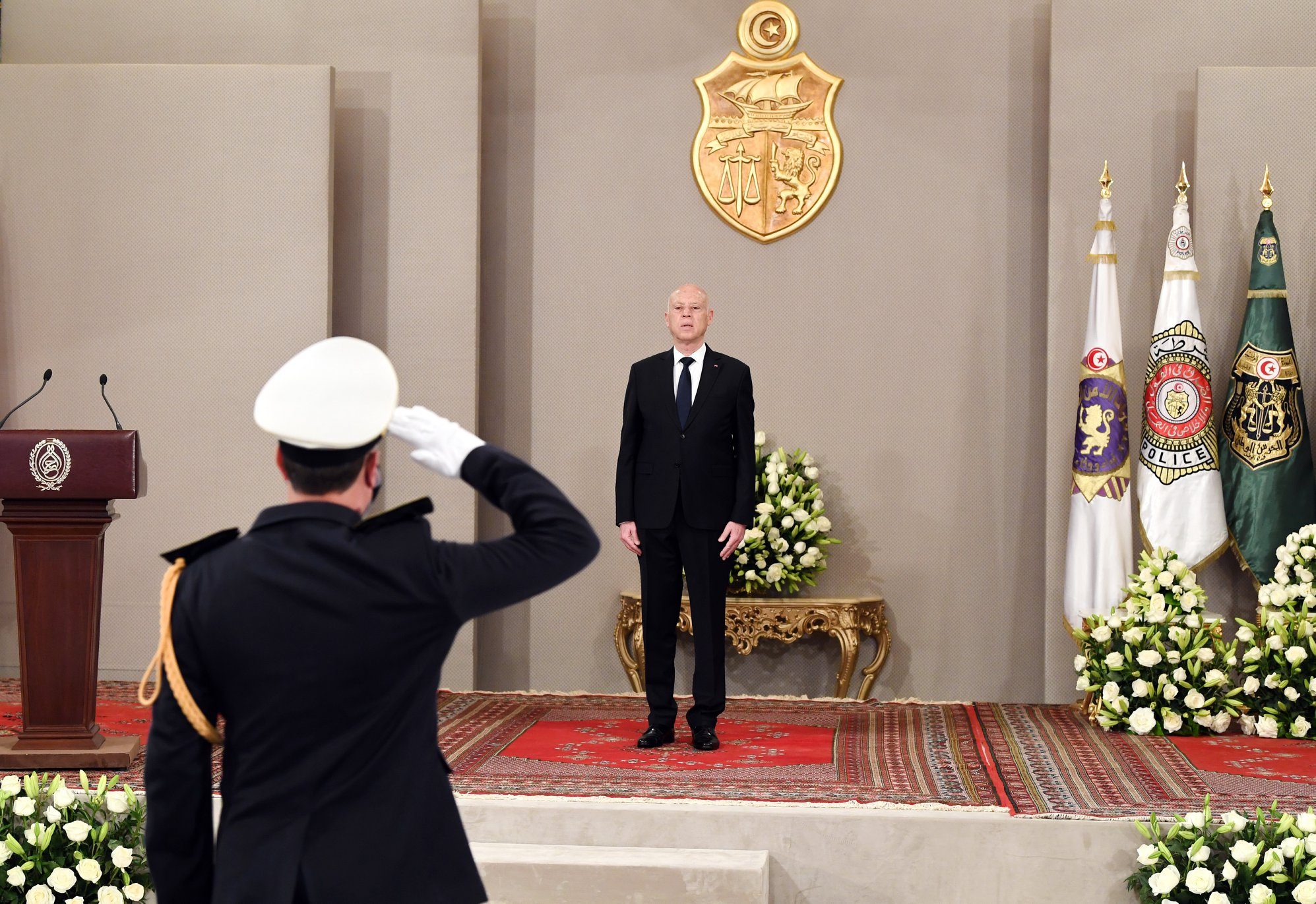 صراع الصلاحيات يُعمّق الأزمة في تونس.. تفاصيل تصعيد سعيد ضد المشيشي والنهضة بتمسكه بقيادة الجهاز الأمني