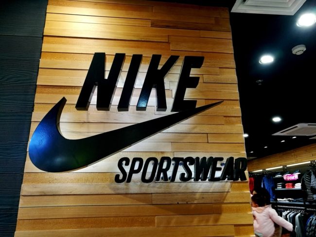 إيقاف بيع “أحذية الشيطان” التي تحوي نعالها نقطة من دم بشري! “نايكي” تكسب دعوى قضائية