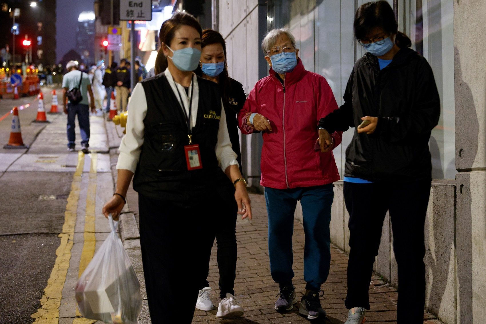 طفلة مسلمة تطلق مبادرة بكندا لدعم المسنين في ظل كورونا.. تحولت لمشروع خيري انضم إليه الآلاف