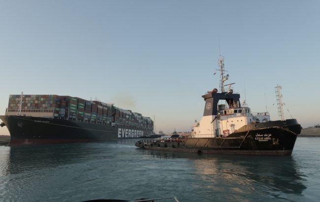 مصر تفاوض مالكي سفينة “إيفر غيفن”.. تسعى لتسوية مالية وتحذر الشركة من نتائج اللجوء للقضاء