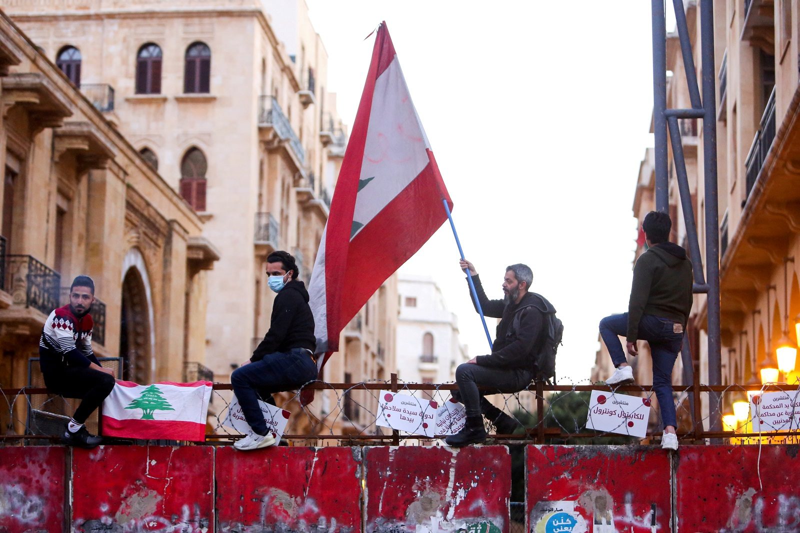 بريطانيا تبحث فتح تحقيق في فساد بلبنان.. تقرير يوجه اتهامات لحاكم المصرف المركزي 0