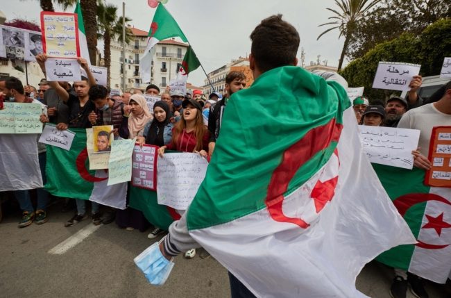 إيقاف 230 من عناصر الحماية المدنية بالجزائر عن العمل.. السلطات اتهمتهم بـ”الخيانة” لأنهم احتجوا!