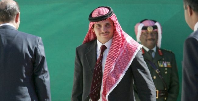 أول ظهور للملك عبدالله والأمير حمزة منذ بدء الخلاف بينهما