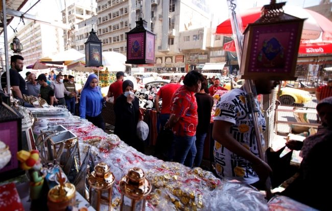 عراقيون يستقبلون رمضان بجيوب فارغة وغصة.. أموالهم بالكاد تكفيهم لتأمين لقمة العيش