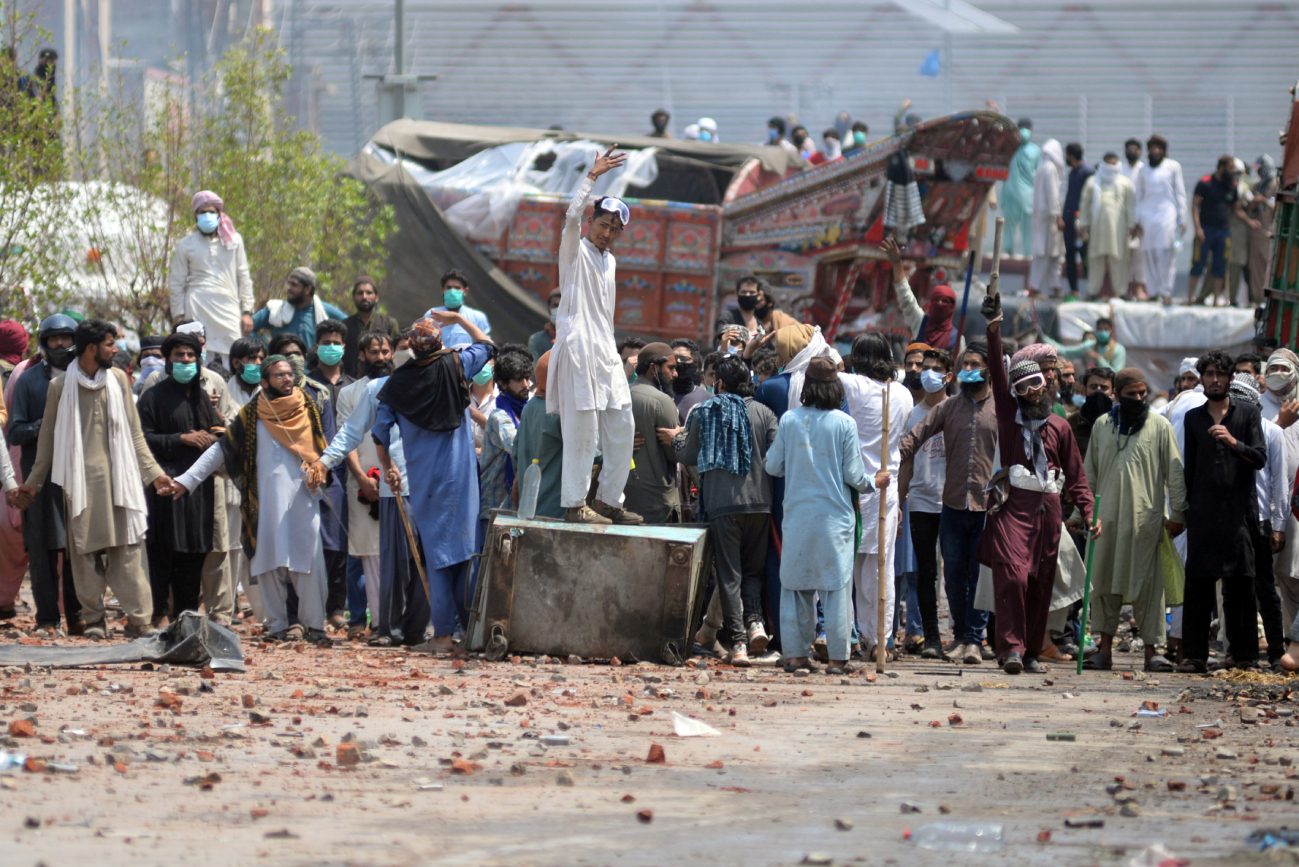 أجبرت عمران خان على التصويت بطرد السفير الفرنسي وتقود احتجاجات عنيفة.. ما هي “حركة لبيك باكستان”؟