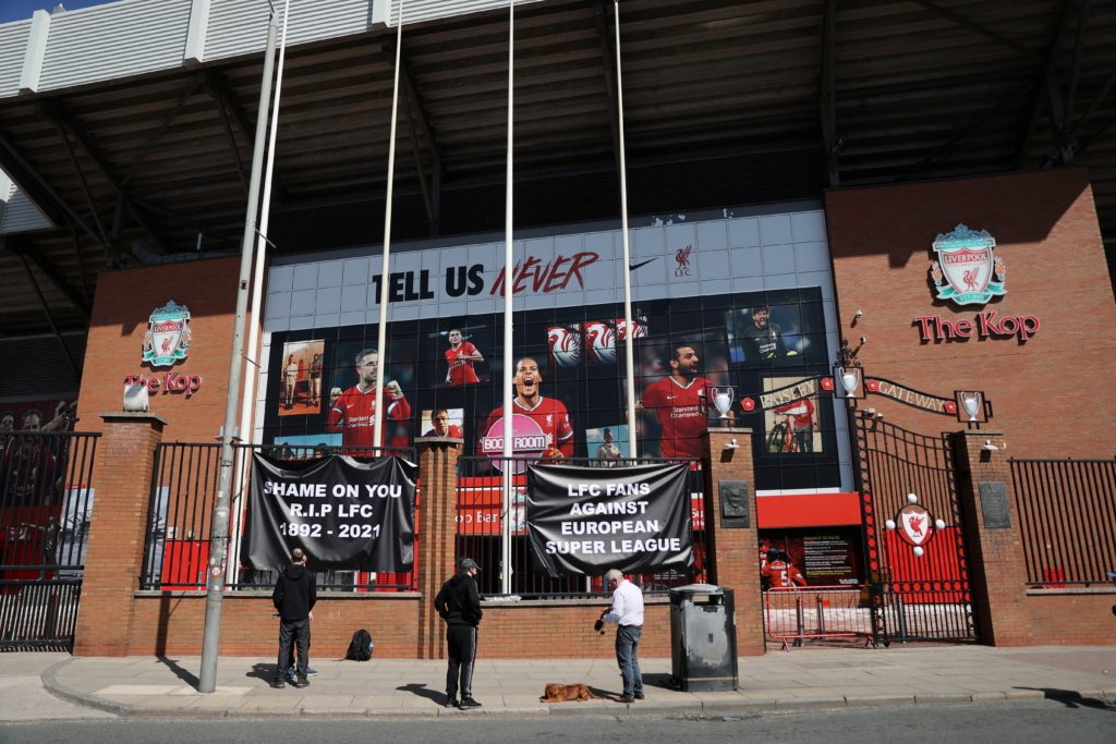 جماهير ليفربول تعترض أمام مقر النادي على مشاركته في دوري السوبر الأوروبي (رويترز)