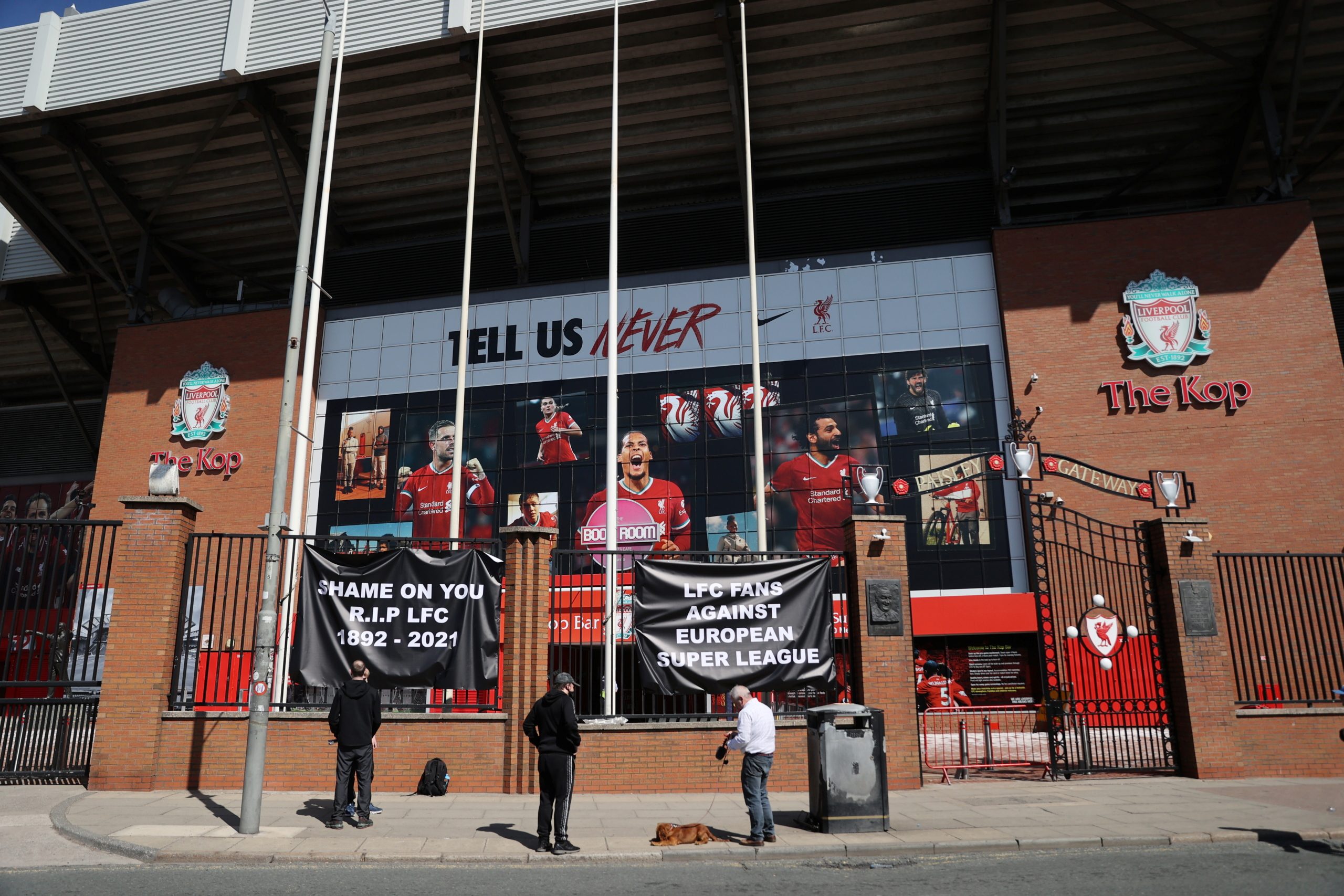 جماهير ليفربول تعترض أمام مقر النادي على مشاركته في دوري السوبر الأوروبي (رويترز)