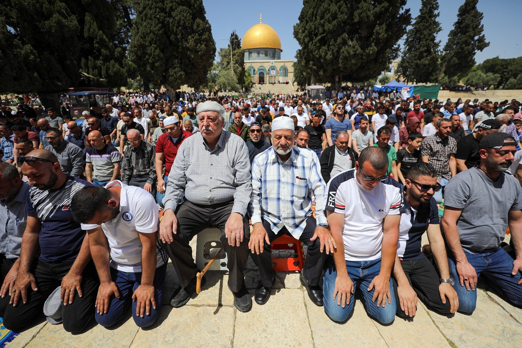 مسيرات حاشدة للفلسطينيين داخل الأقصى رفضاً للاعتداءات الإسرائيلية.. وأمريكا تحذِّر رعاياها