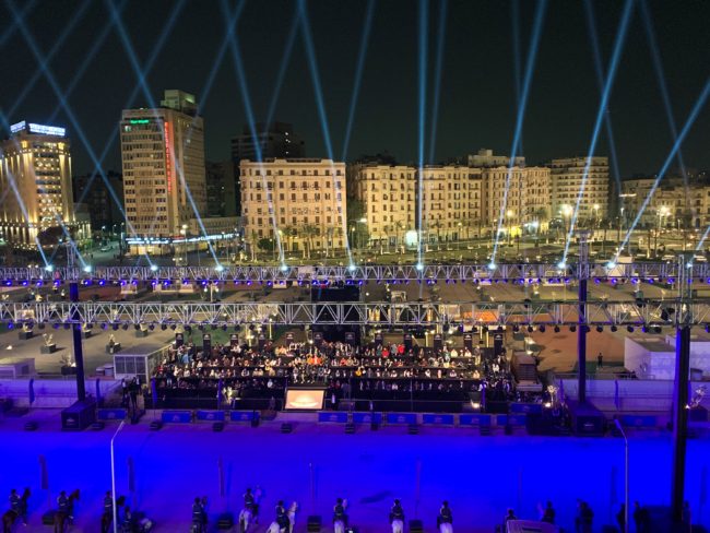 مشهد تاريخي لنقل المومياوات الملكية في موكب مهيب.. “الرحلة الذهبية” تصل لمتحف جديد بالقاهرة (فيديو)