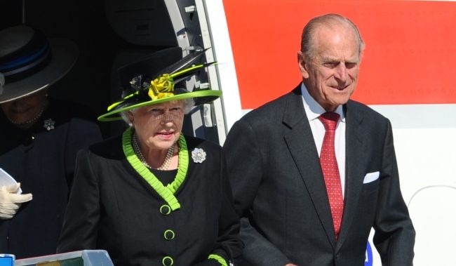 ملكة بريطانيا تبدأ حداداً على وفاة زوجها.. لن تتمكن من العودة للحياة العامة قبل هذا الموعد