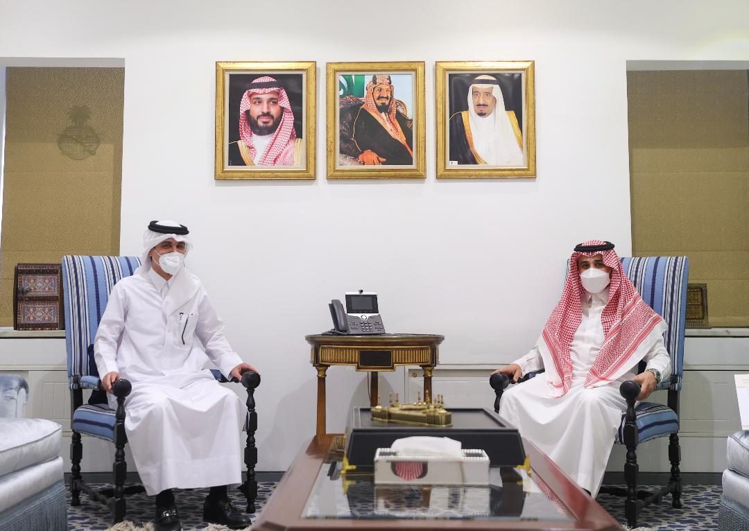 القائم بالأعمال القطري بالإنابة في الرياض، حسن بن منصور الخاطر، اجتمع مع وكيل وزارة الخارجية السعودية المكلف بشؤون المراسم مشاري بن نحيت