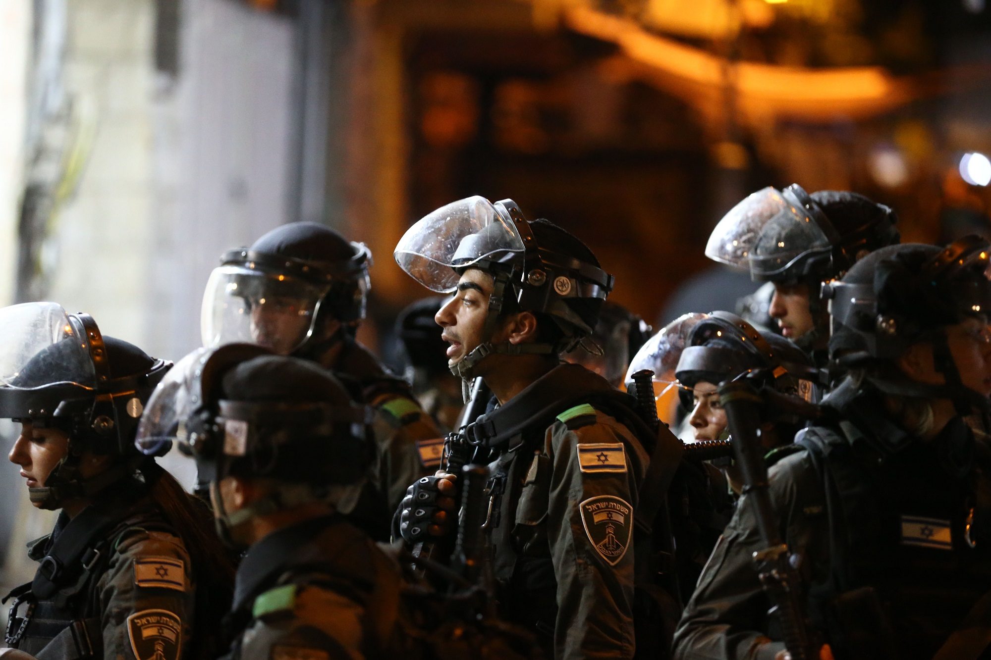 جنود إسرائيليون مدججون بالسلاح يستجدون لوقف المواجهات بالقدس.. فيديو يظهر كيف رد عليهم متظاهرون