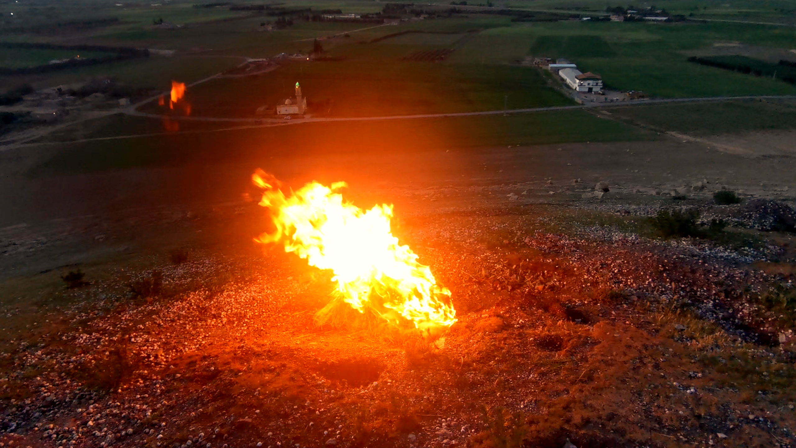 لا يسمعون صوت الأذان فيشعلون النار أعلى الجبل.. “نار ياورير” عادة جزائرية لإعلان موعد الإفطار