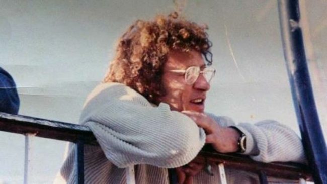 صارع السرطان وعانى من الاحتلال في رام الله.. عن الأديب الفلسطيني حسين البرغوثي