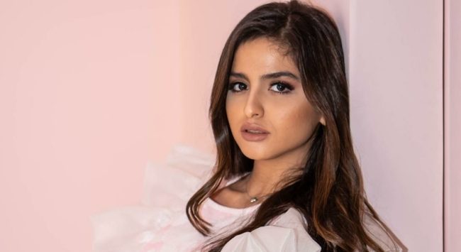 رغم أزمة والدتها وتصريحاتها الأخيرة.. حلا الترك تعلن عن “ديو غنائي” مع جاد شويري على شاطئ البحر