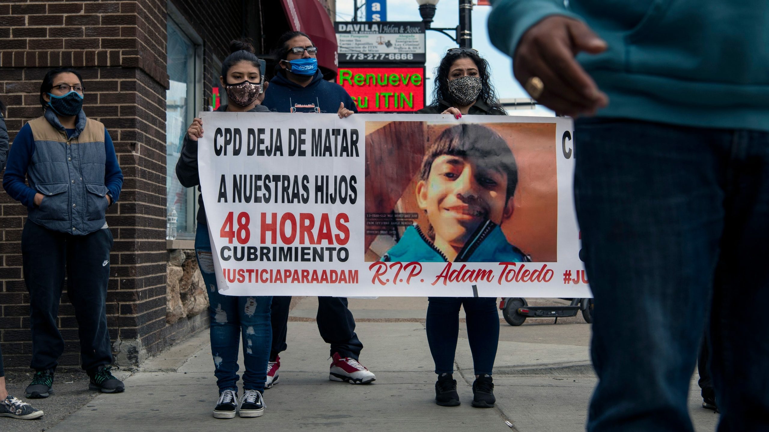 لاحقه بطريق مظلم وأطلق النار عليه.. فيديو يوثق تعمُّد شرطي أمريكي قتل طفل يثير الغضب