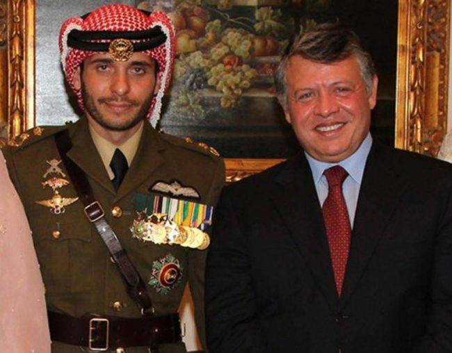 سرَّب تسجيل طرده قائد الجيش ووقَّع رسالة إلى الملك.. إلى أين تتجه أزمة الأمير حمزة مع القصر الأردني؟