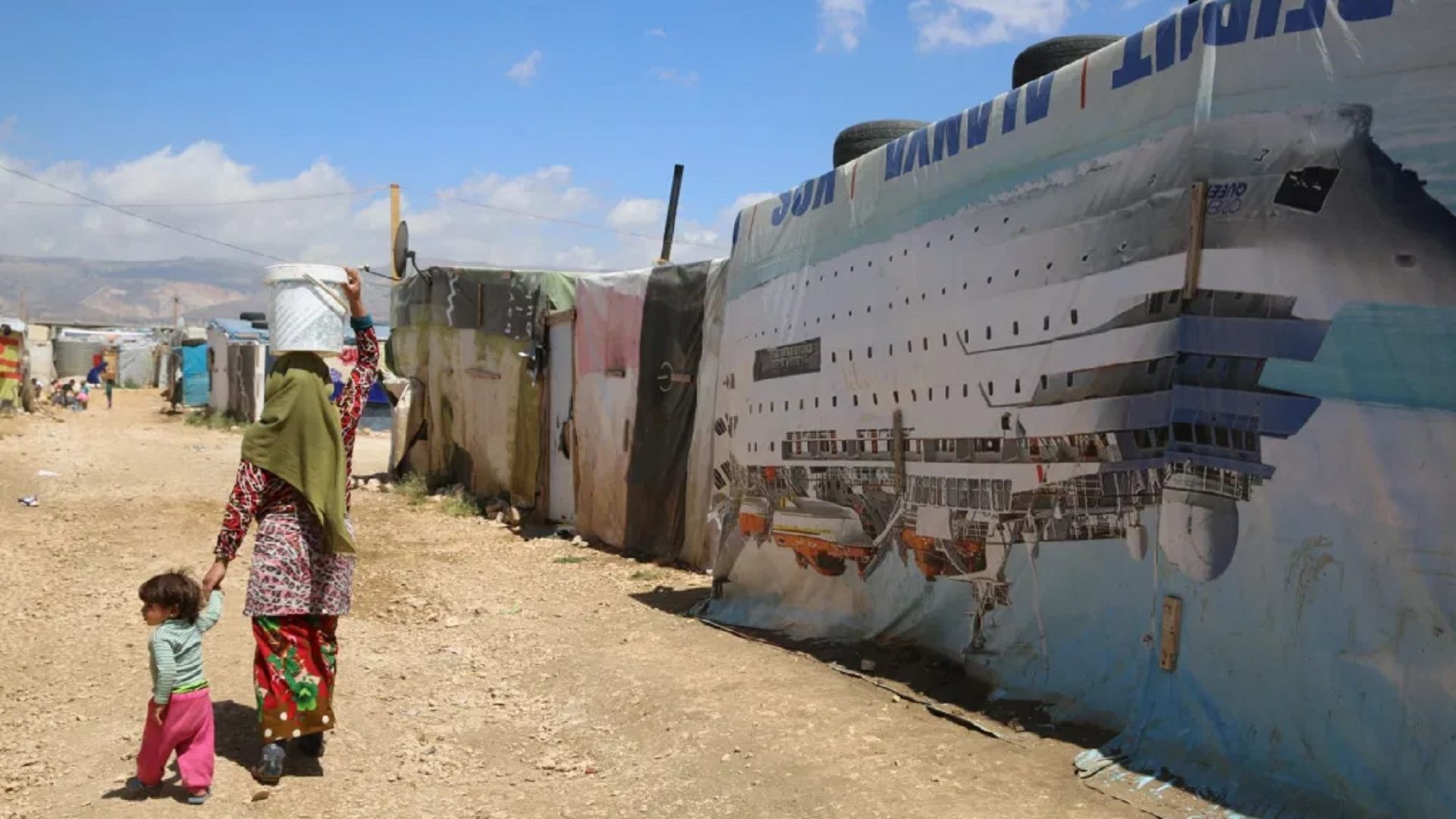 لجأوا إلى المخيمات.. لبنانيون ينتقلون للعيش في مخيمات اللاجئين الفلسطينيين بعد تدهور أوضاعهم