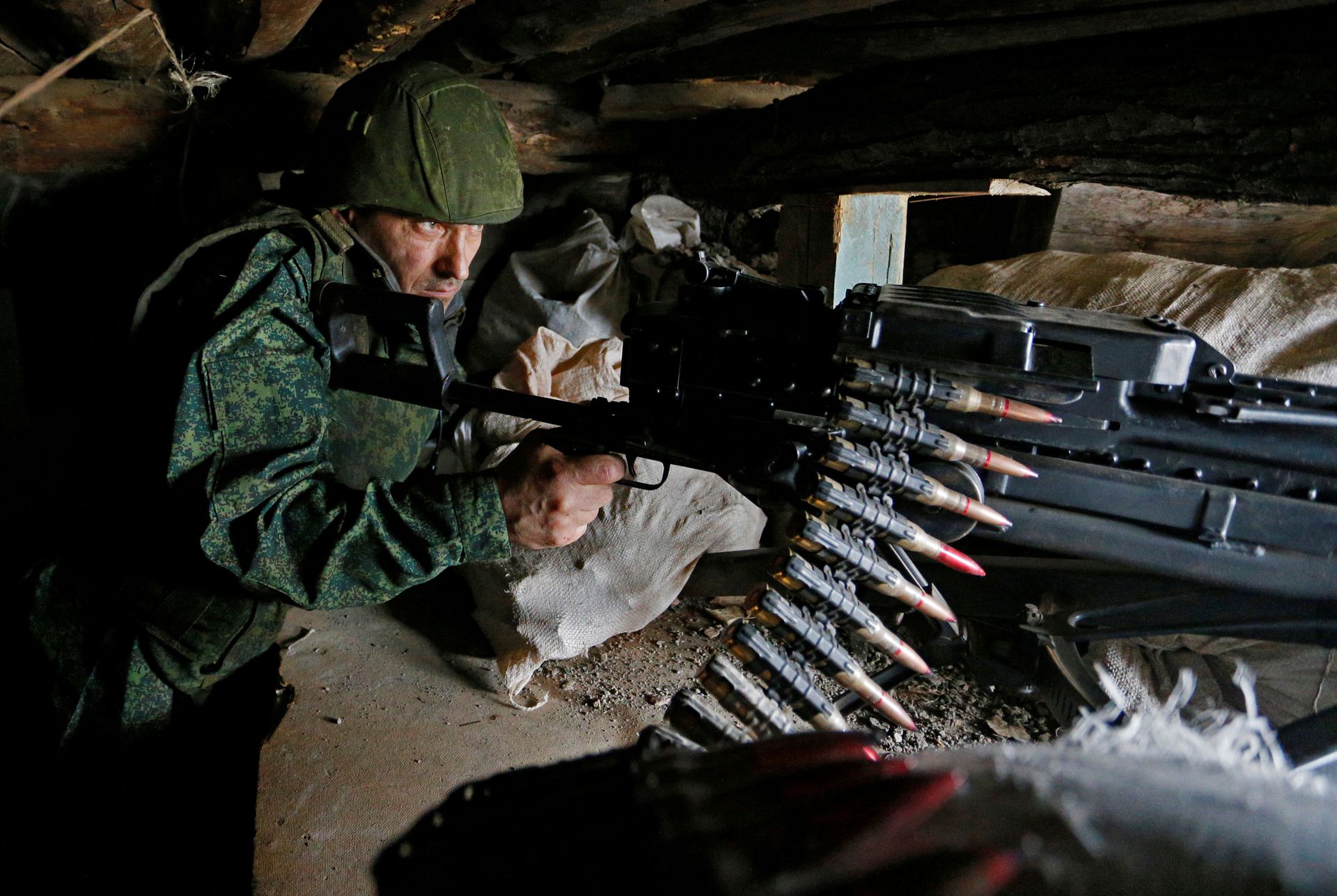 الحشود العسكرية الروسية الضخمة على حدود أوكرانيا تثير قلق أوروبا.. فهل يسعى بوتين “لتفجير المواجهة”؟