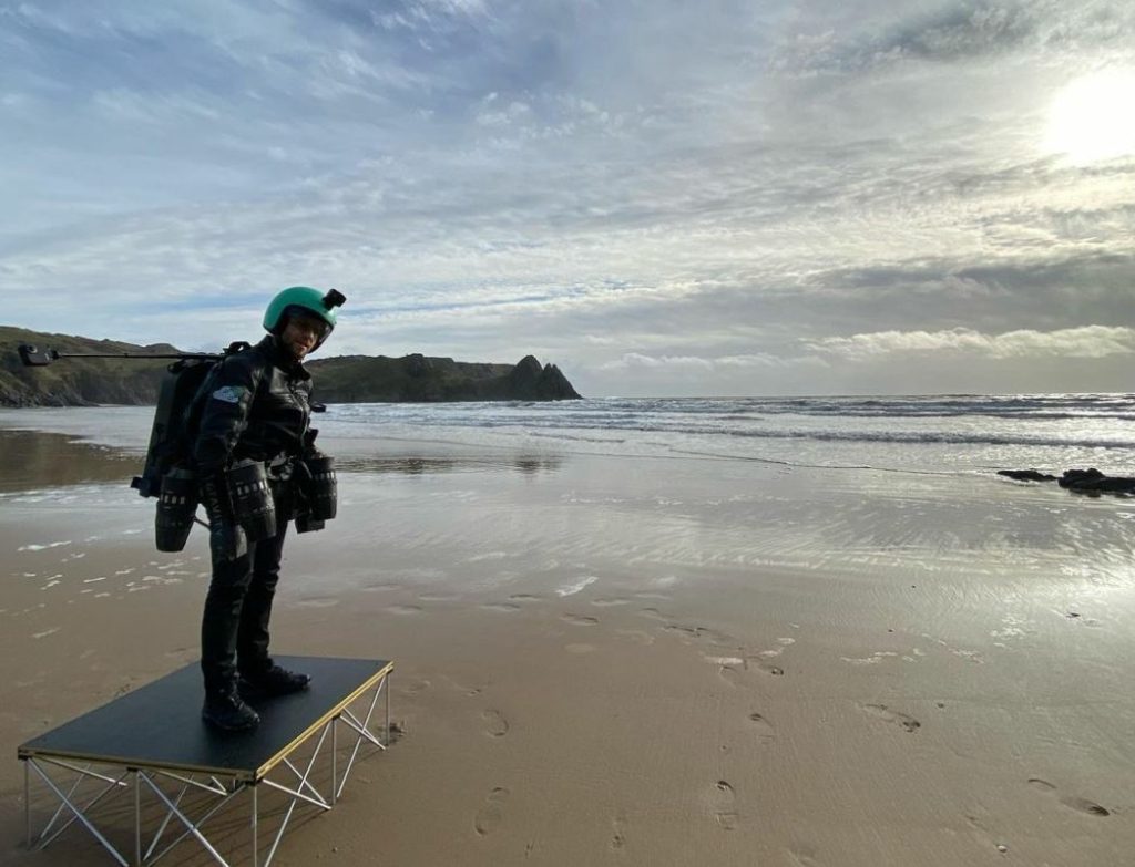 المخترع البريطاني ريتشارد براونينغ مرتدياً "بدلته النفاثة"