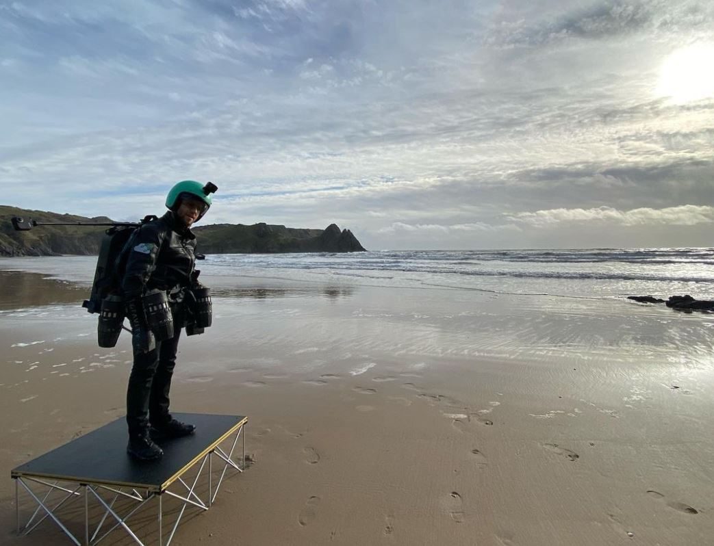 المخترع البريطاني ريتشارد براونينغ مرتدياً "بدلته النفاثة"