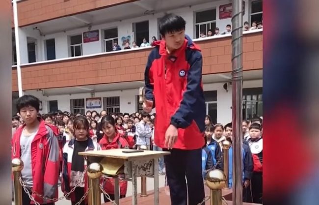 فيديو لتلاميذ في الصين يمسكون المطرقة ويحطمون هواتفهم! مديرهم أقنعهم بالفكرة ليبدو “مثاليين”