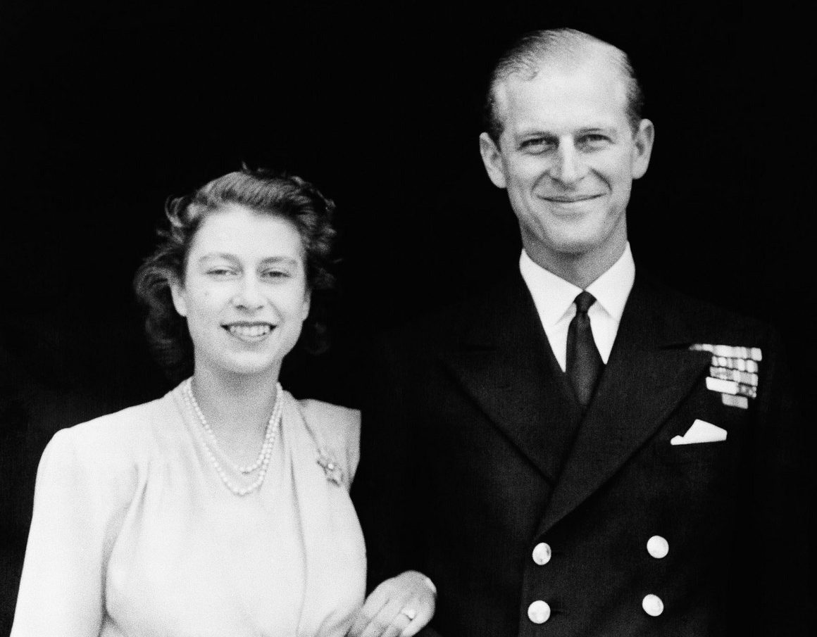 الأمير فيليب.. القصة التي لم تروَ للاجئ اليوناني – الدنماركي الذي أنقذ النظام الملكي البريطاني