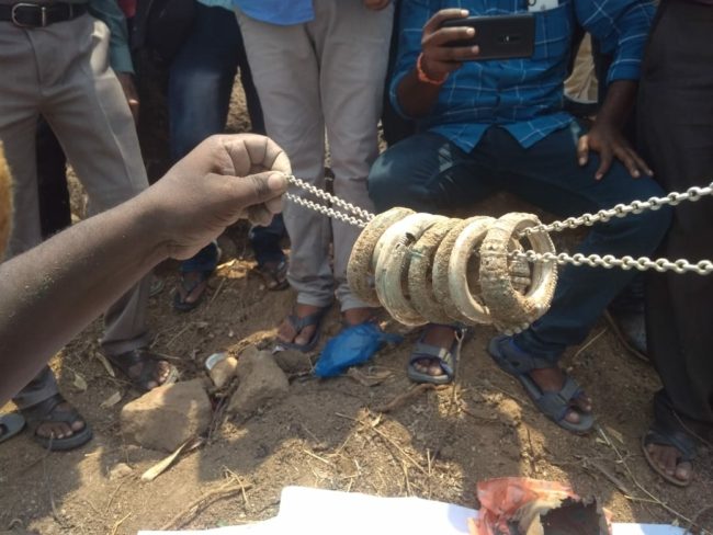 اكتشاف “كنز” يصيب سكان قرية بالذهول.. عثروا على حُلي ذهبية وتحف أثناء حفر قطعة أرض