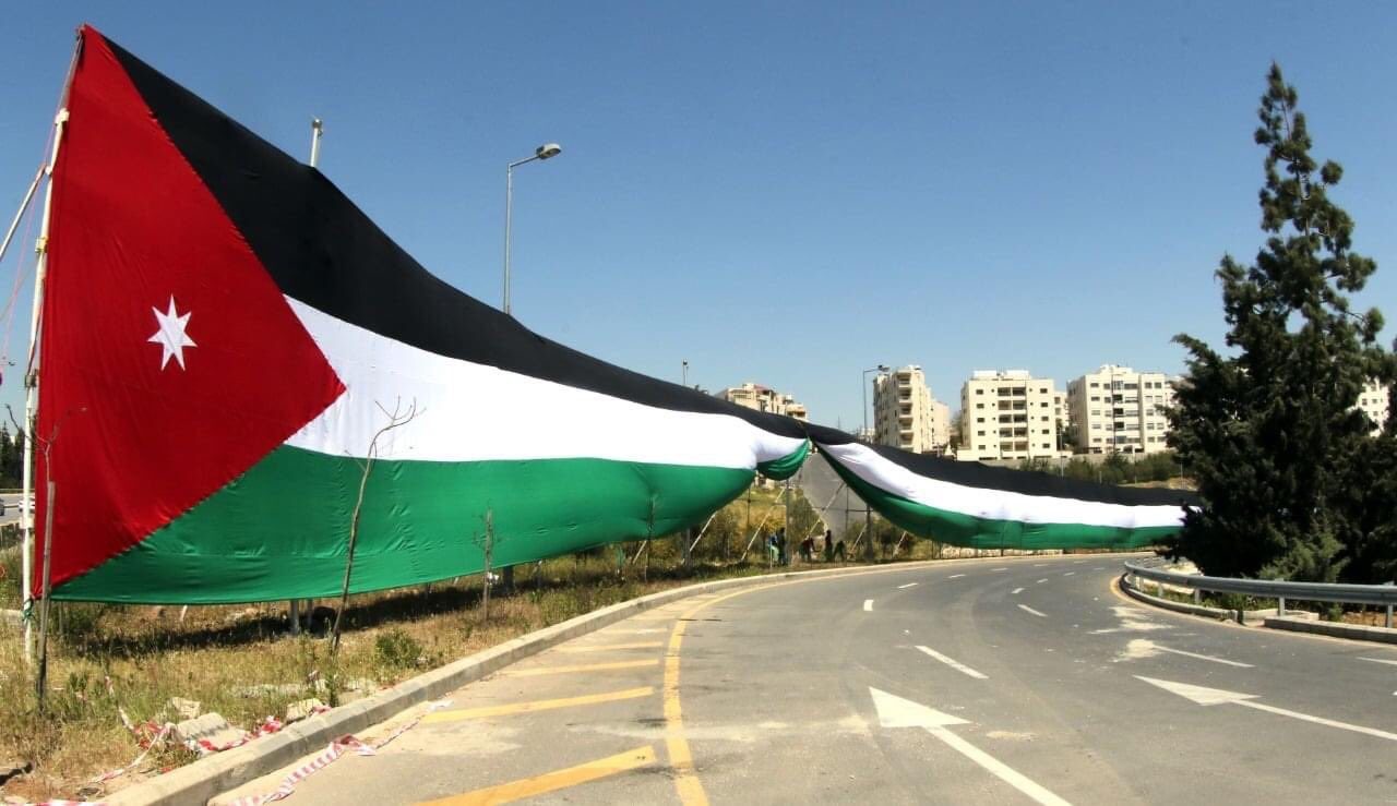 على وقع الأزمة السياسية.. الأردن يسعى لدخول موسوعة غينيس بأطول عَلم في مئوية تأسيسه (صور)