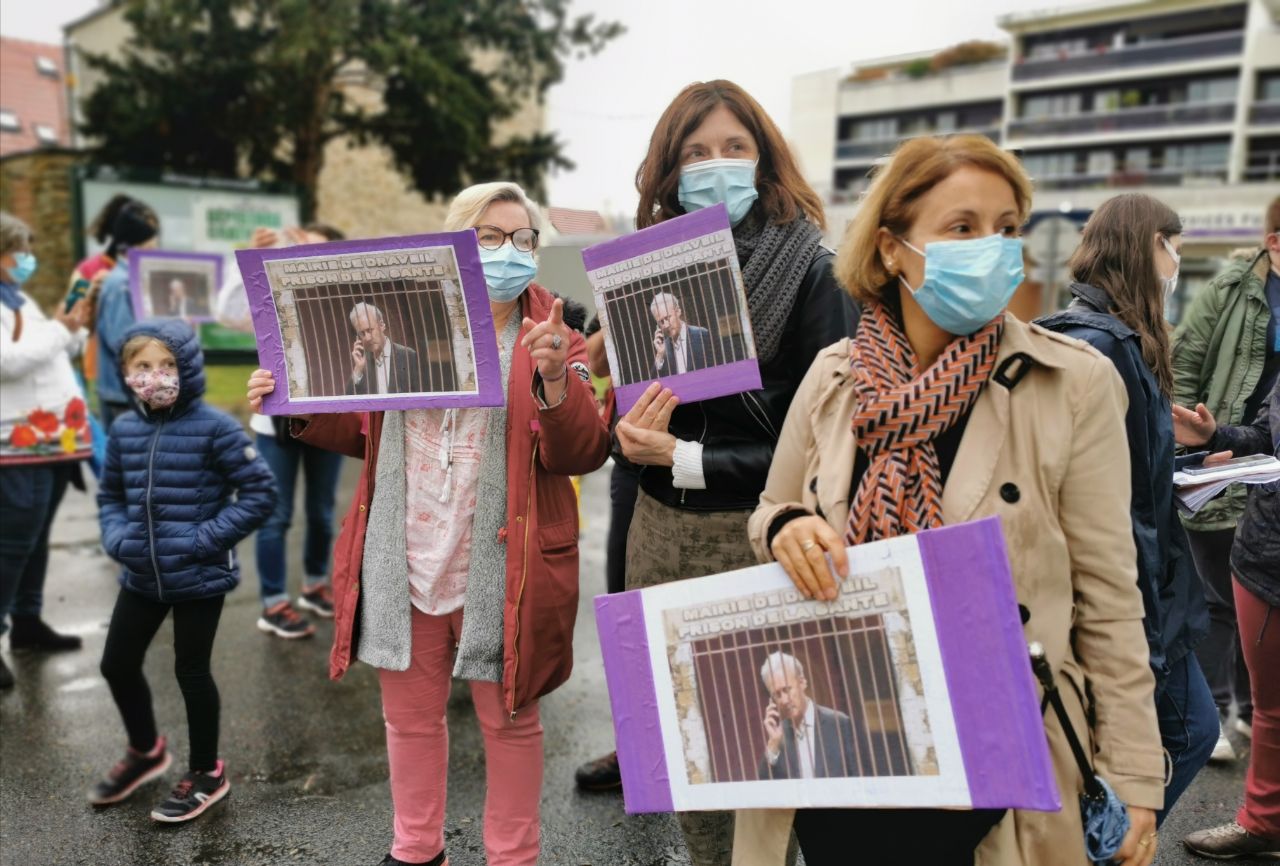 جانب من تظاهرة احتجاجية قبل أيام للاعتراض على استمرار جورج ترون في منصبه