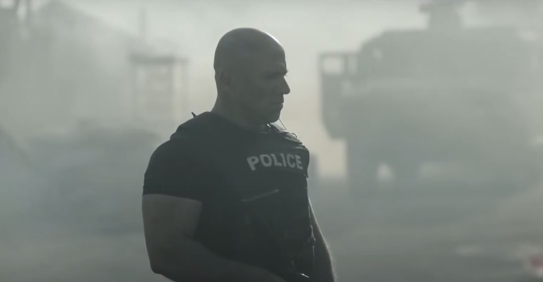 أحمد مكي في أحد مشاهد فض رابعة بالحلقة الخامسة من مسلسل "الاختيار 2"/ يوتيوب