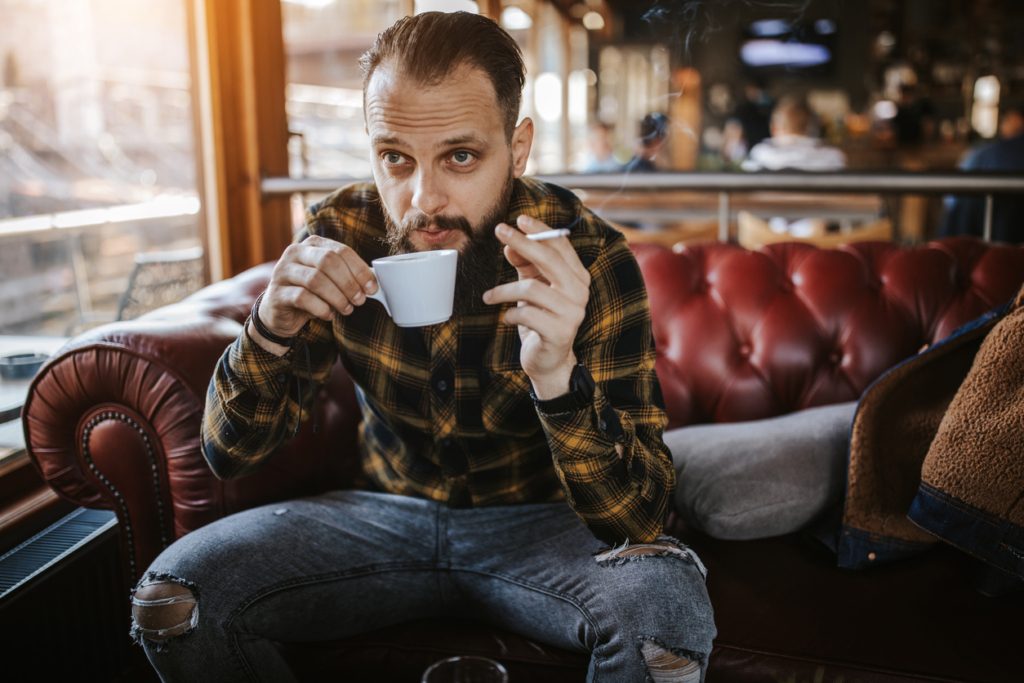 iStock/ الابتعاد عن القهوة والدخان في رمضان