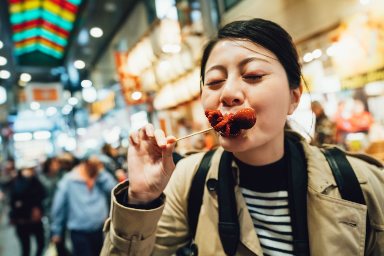 جبن إيطالي باليرقات ومُقبّلات من العناكب المقلية.. أشهر الأطعمة الغريبة حول العالم