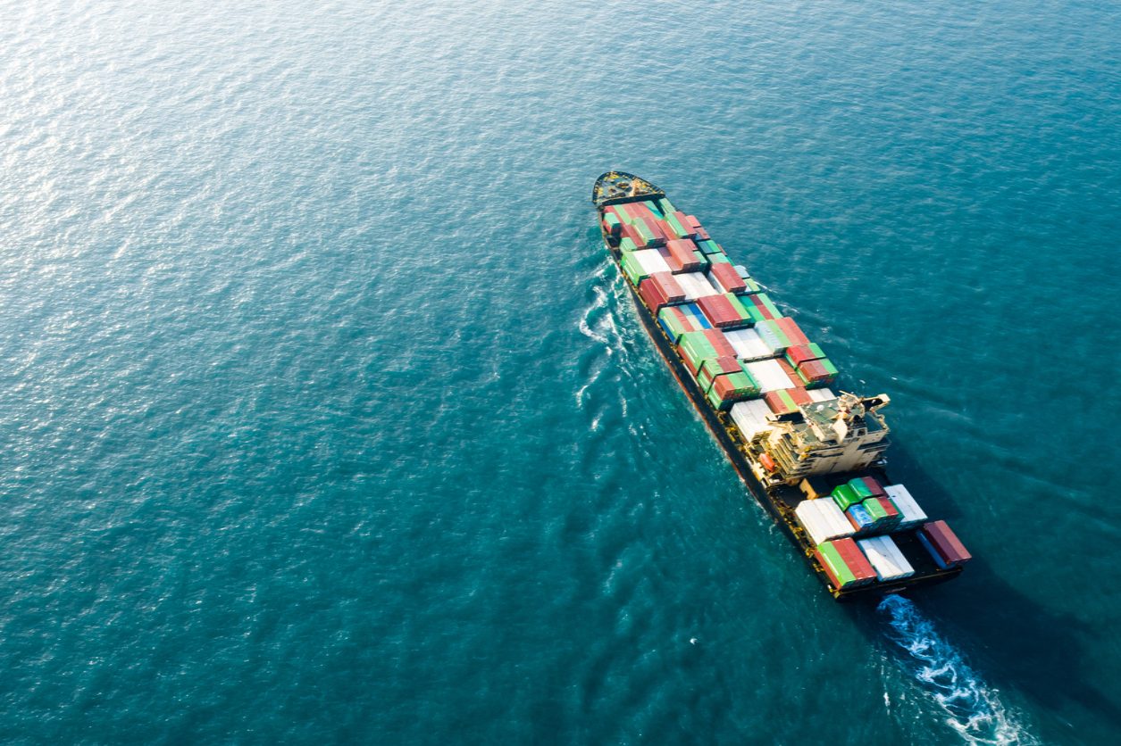 ملايين الدولارات تغرق في قاع المحيطات.. لماذا تشهد صناعة الشحن أكبر ارتفاع بأعداد الحاويات المفقودة؟