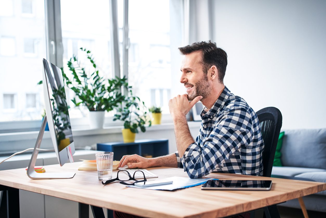iStock/ أجلس بشكل مستقيم أمام الكمبيوتر