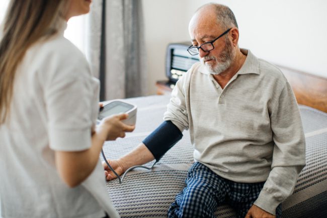 مستشفيات بريطانية تستخدم طريقة “جيمس بوند” لعلاج مرض قلب نادر.. ماذا تعرف عن “برنامج الصدمة”؟