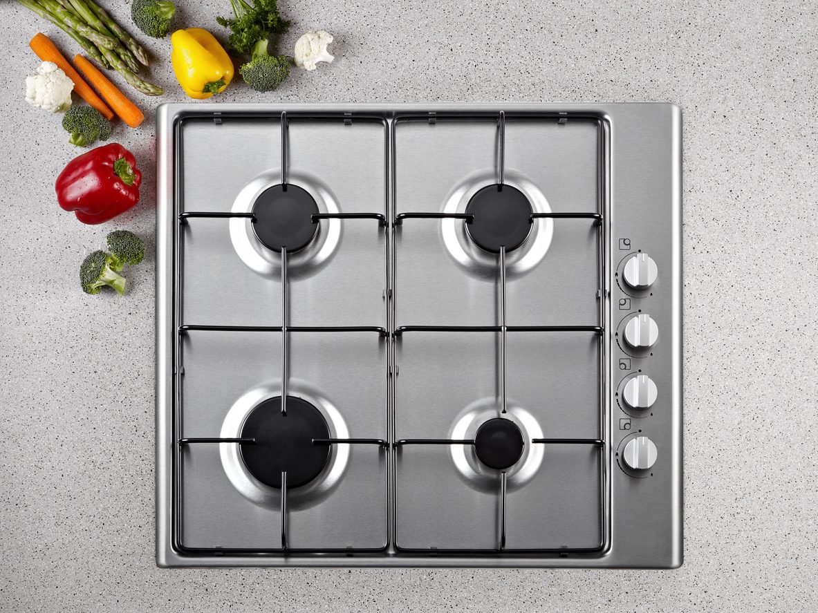 منظف منزلي الصنع بـ 3 مكونات فقط للمحافظة على لمعان الموقد وإزالة البقع الصعبة