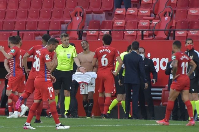 الحكم يُعيد اللاعبين من غرفة خلع الملابس لاستكمال الدقيقة الأخيرة من مباراة إشبيلية وغرناطة