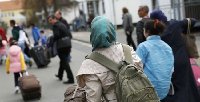 مخطط يهدد طالبي اللجوء في النرويج بالاستيلاء على أموالهم.. حزب مناهض للهجرة يدافع عنه بشراسة