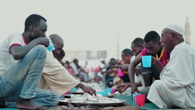 “موائد الرحمن” لإفطار الصائمين في رمضان.. بدأت في عهد النبوة ثم أصبحت عُرفاً إسلامياً