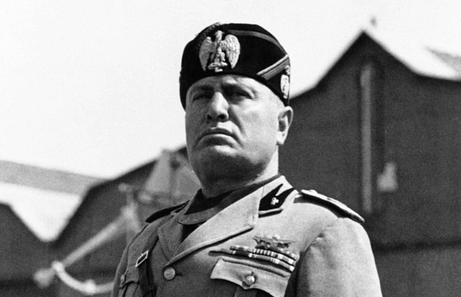 موسوليني، الزعيم الفاشي الإيطالي وقدوة هتلر الذي مارس العنف كهواية منذ نعومة أظافره