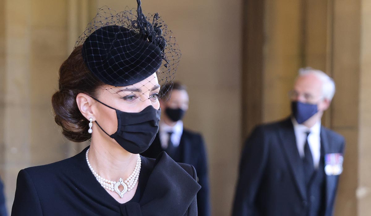 كيت ميدلتون ترتدي عقداً من اللؤلؤ يعود للملكة إليزابيث، فما قصته؟