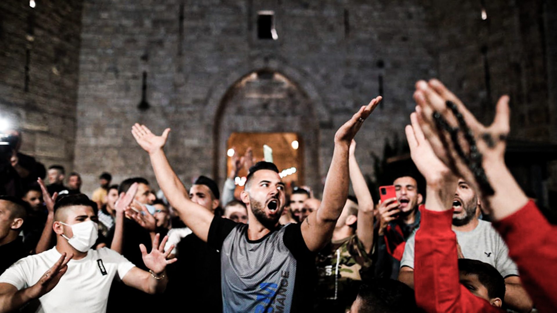 الشرطة الإسرائيلية تنسحب من باب العامود.. وتحذيرات من هجوم آخر