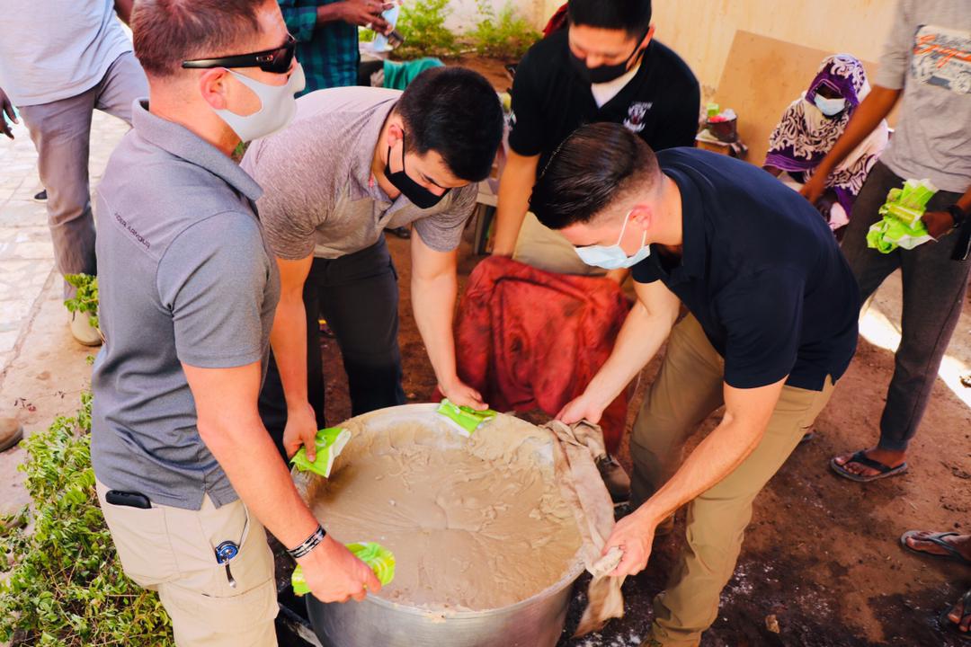 قوات المارينز الأمريكية تنضم لشباب متطوعين لتحضير إفطار رمضاني في السودان