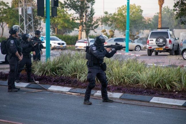 فلسطيني يوثق بالفيديو إطلاق الشرطة الإسرائيلية الرصاص على وجهه.. استهدفوه فقط لأنه صورهم!